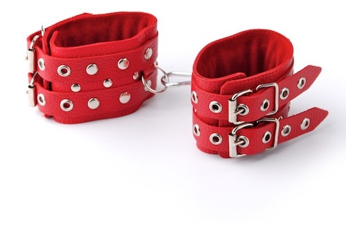 Красные кожаные наручники с ремешками