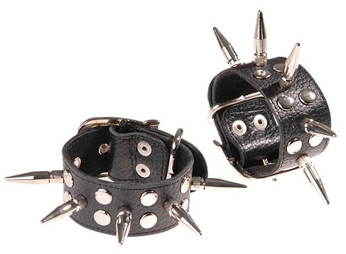 Черные кожаные наручники с шипами и заклепками 