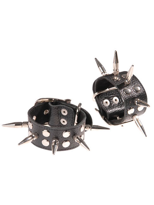 Черные кожаные наручники с шипами и заклепками 