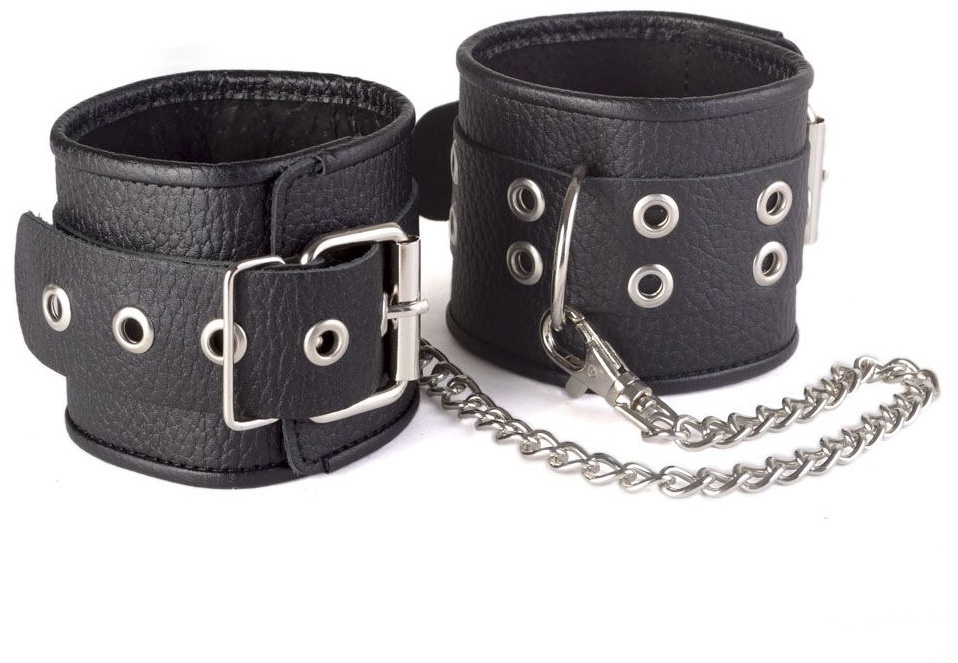 Кожаные черные оковы с широким ремешком, соединенные цепочкой 