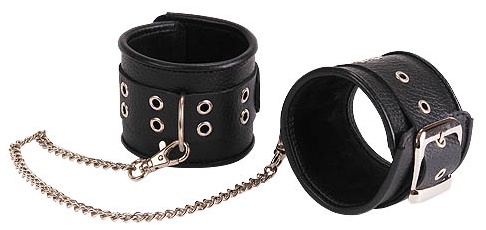 Кожаные черные оковы с широким ремешком, соединенные цепочкой 
