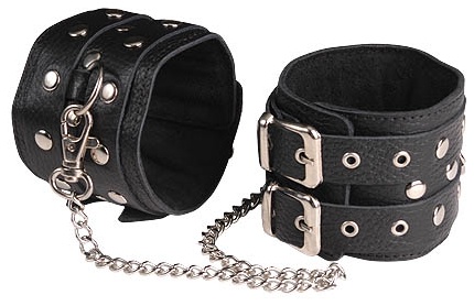 Чёрные кожаные оковы, соединенные цепочкой 