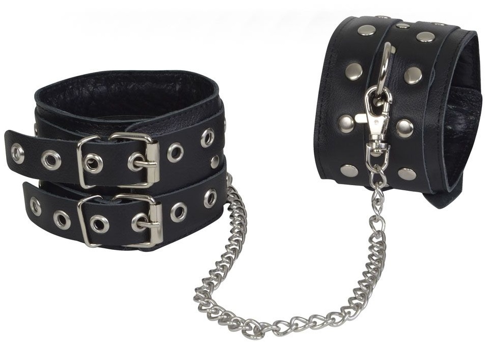 Чёрные кожаные оковы, соединенные цепочкой 