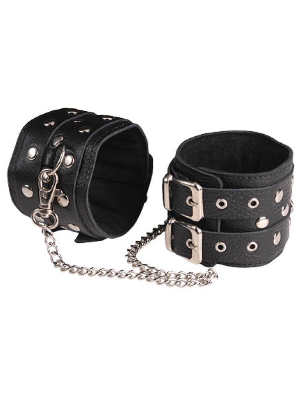 Чёрные кожаные оковы, соединенные цепочкой 