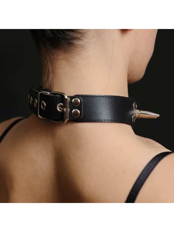 Чёрный кожаный ошейник с шипами и велюровой подкладкой