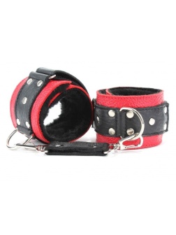 Красно-чёрные кожаные наручники с меховым подкладом