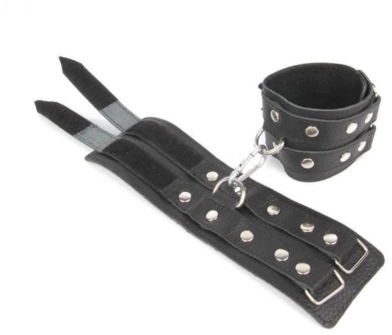 Черные широкие кожаные наручники с заклепками на карабине