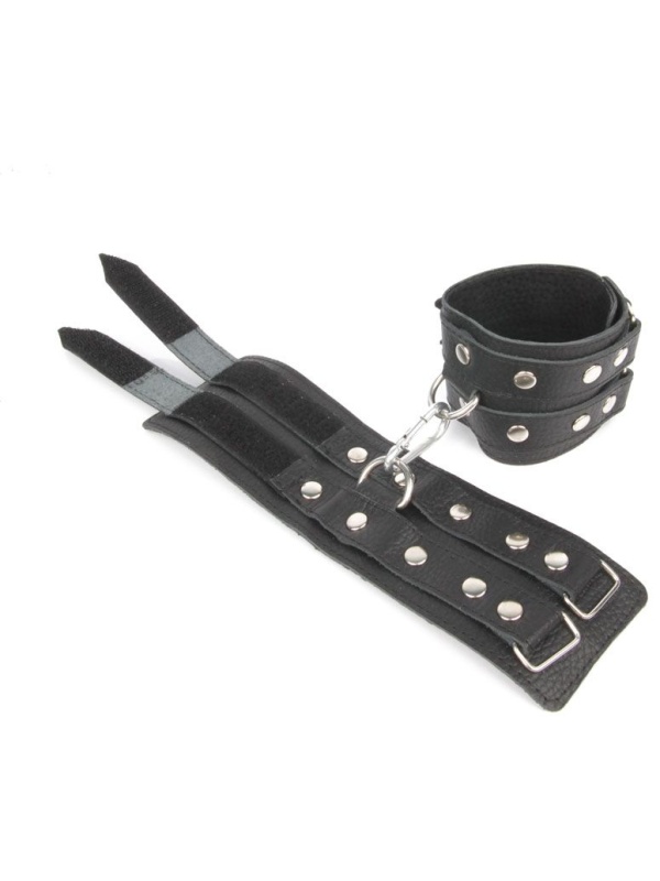Черные широкие кожаные наручники с заклепками на карабине