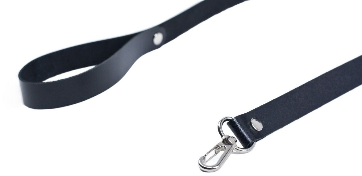 Черный кожаный поводок с карабином