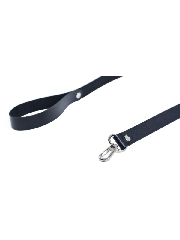 Черный кожаный поводок с карабином