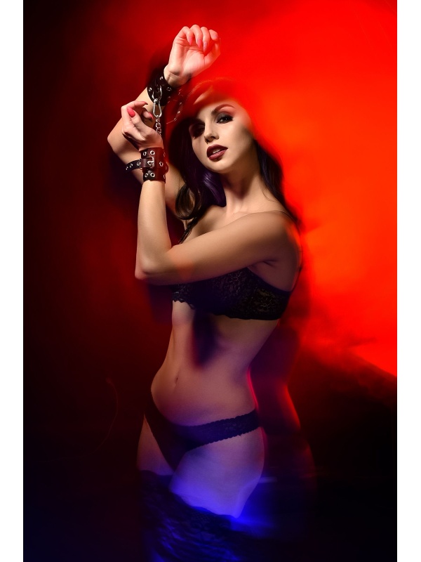 Черные кожаные однослойные наручники с люверсами