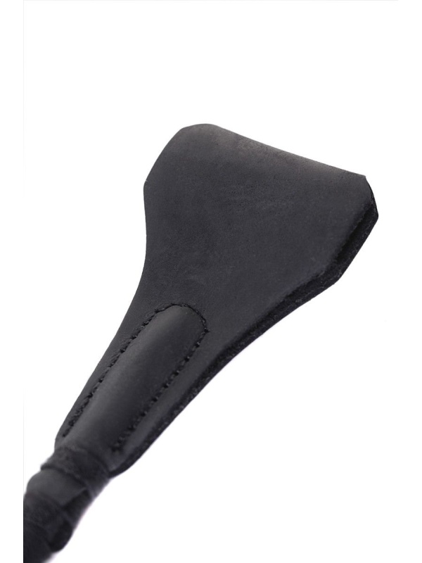 Чёрный стек с треугольным кожаным шлепком - 65 см.