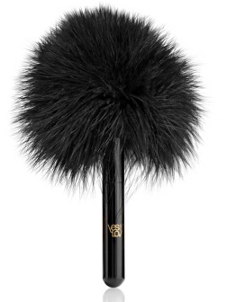 Черная перьевая кисточка с гладкой ручкой