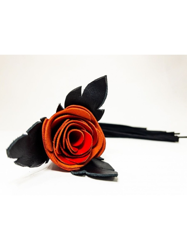 Черная замшевая плеть с красной лаковой розой в рукояти - 40 см.