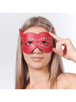 Красная маска на глаза с разрезами и заклепками