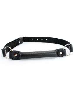 Черный кожаный кляп-трензель на кольцах