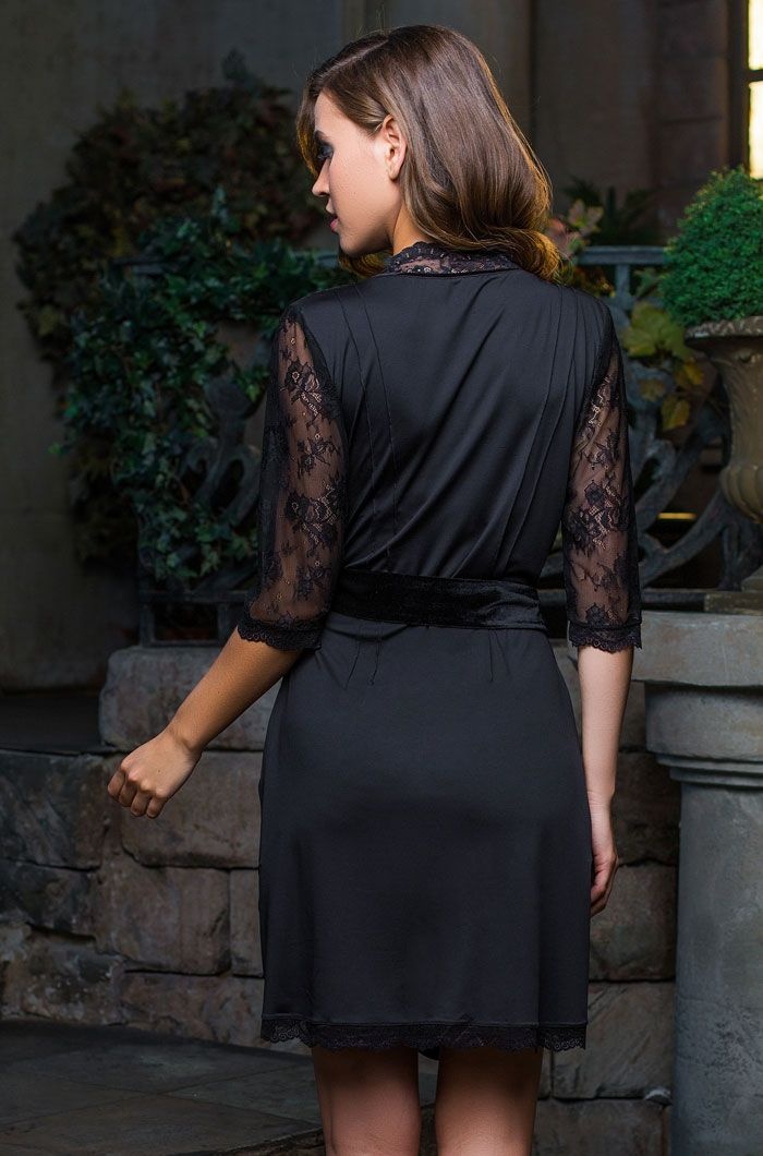 Эффектный короткий халат с кружевными рукавами