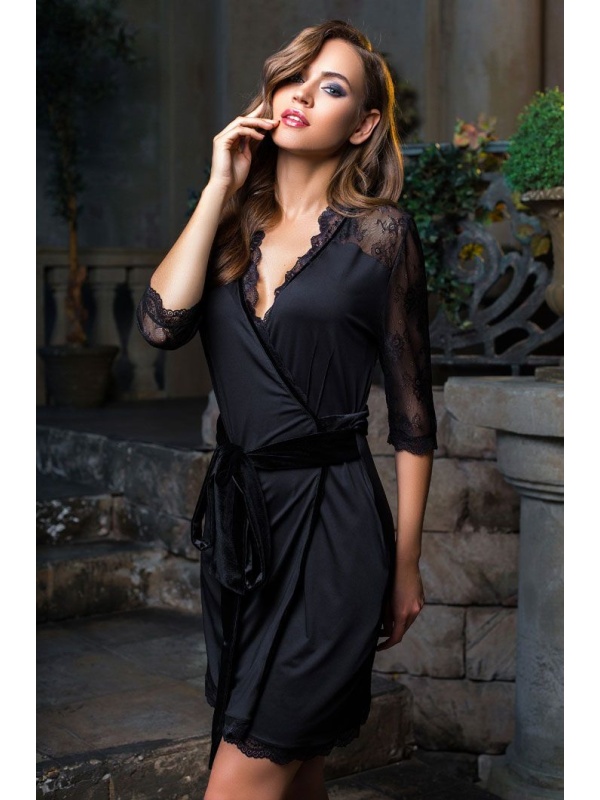 Эффектный короткий халат с кружевными рукавами