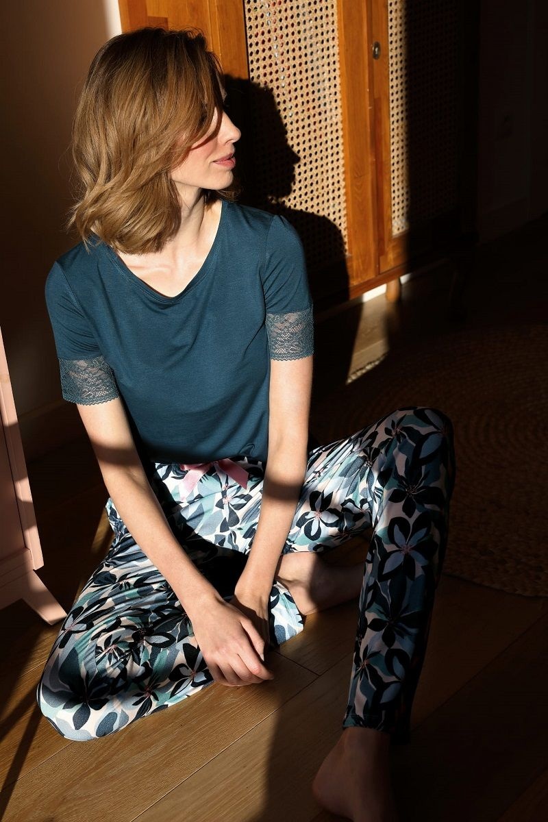 Пижама Zoya с принтом на брючках