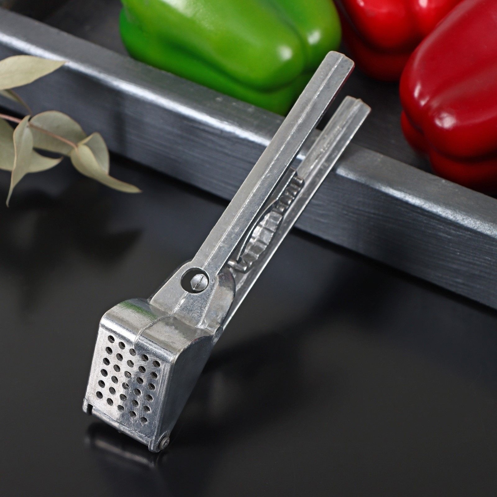 Алюминиевый пресс для чеснока