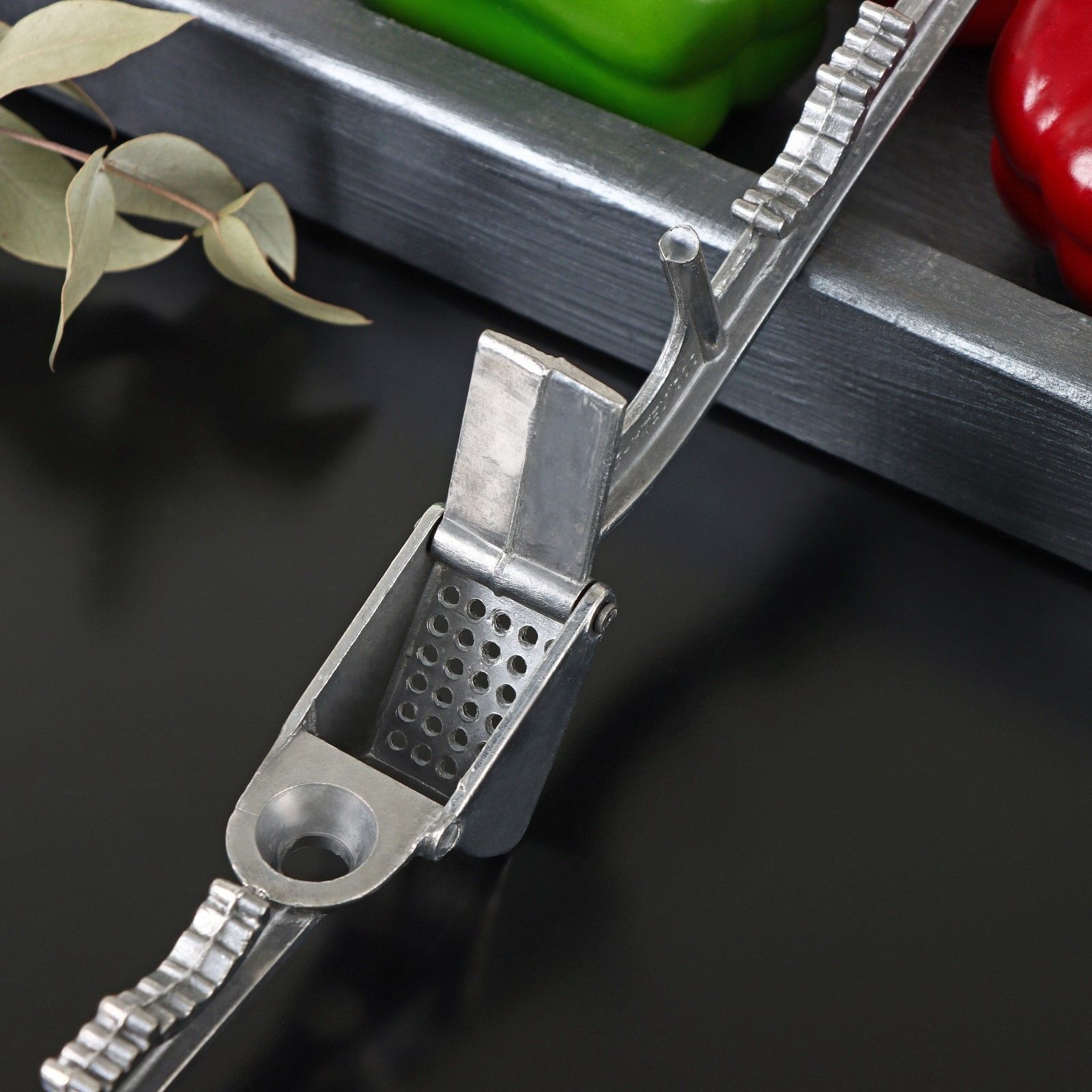 Алюминиевый пресс для чеснока