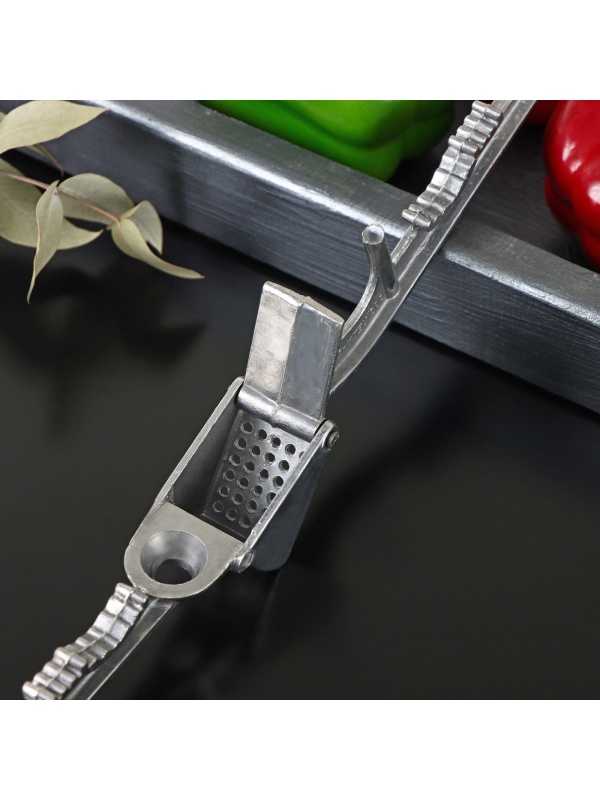 Алюминиевый пресс для чеснока