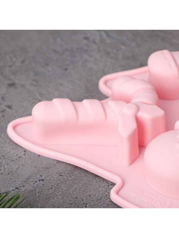 Форма для выпечки Доляна «Новогоднее настроение», силикон, 23×19×2,5 см, 6 ячеек, цвет розовый