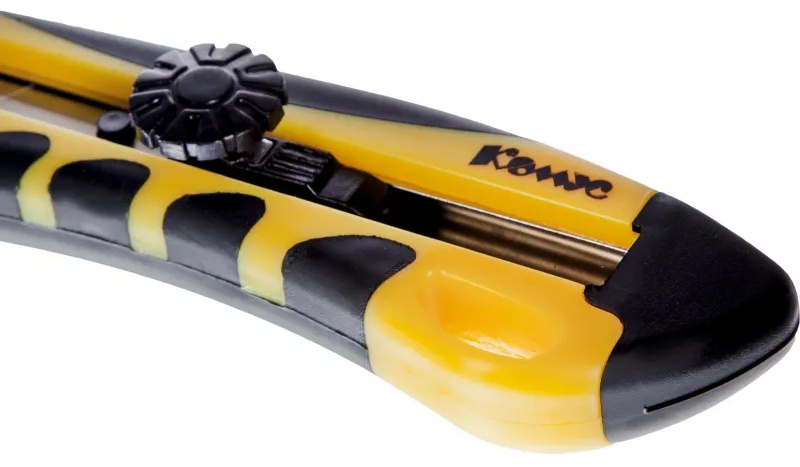 Нож канцелярский 18мм КОМУС  мет.направл.ролик.фикс. цв.в ассорт.