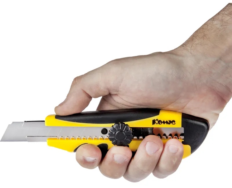 Нож канцелярский 18мм КОМУС  мет.направл.ролик.фикс. цв.в ассорт.